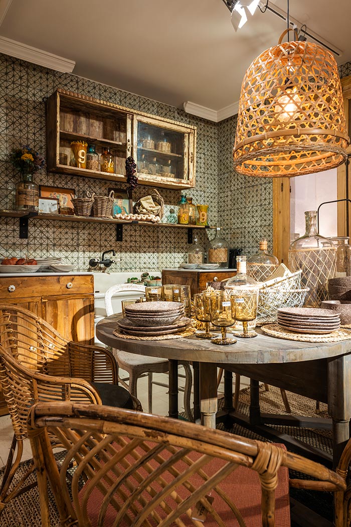 ¿Buscas una tienda de decoración en Madrid? Mobiliario, iluminación, textiles y un sinfín de accesorios decorativos… Descubre OFELIA Home & Decor. 